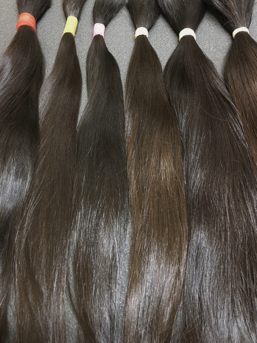 Славянские прямые неокрашенные волосы в срезах темных оттенков в длине 51-60 см